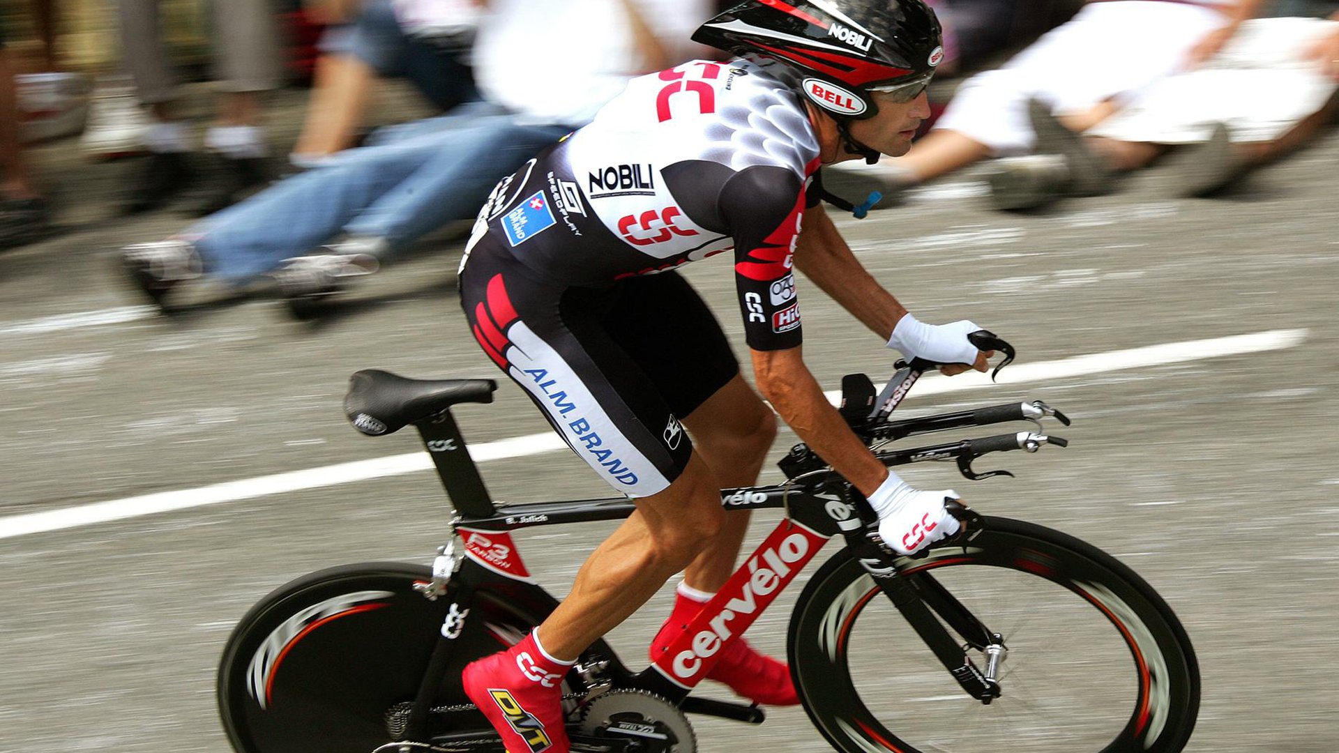 伊朗骑手阿里·巴赫蒂亚里在巴黎奥运会上与“Shahram”马匹共同参赛，尽管因马匹受伤被迫退出，但展现了坚强意志。